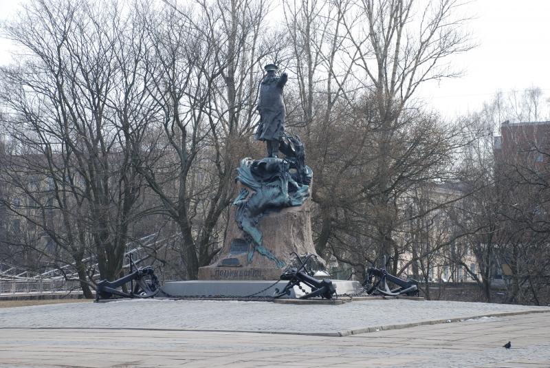 Amiral Makarov Adına Kronstadt Şehrinde Dikilmiş Anıt. Ayrıca doğduğu şehir Mykolayiv şehri ile Vladivostok şehrinde de Makarov'un anıtı bulunmaktadır.